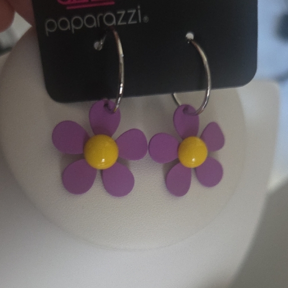 paparazzi Jewelry - paparazzi Purple Flower Hoop Earrings with Yellow Centers NWT